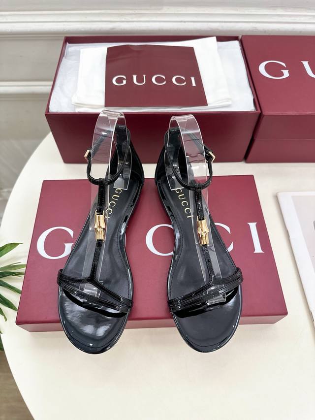 Gucci 古驰 25 G家 主打系列终于面世，狠货值得期待！原有的经典 创造新设计 Bs新款 金属竹节扣细带平底凉鞋 代购级别！高级感十足！国内外博主刷爆的一