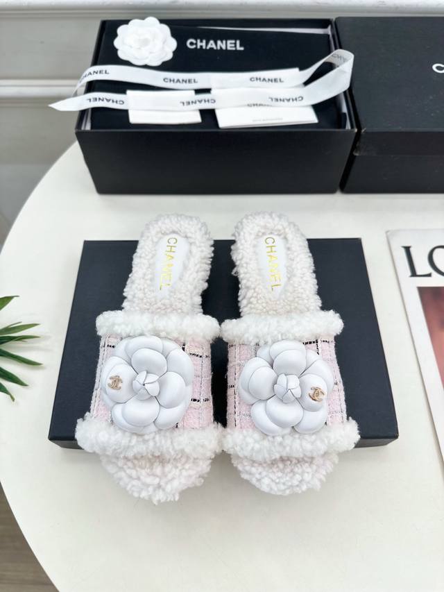 小香 25 2025 秋冬新品 专柜经典款 小香双C山茶花厚底毛拖鞋系列上新 Bs 时尚圈的绝绝子 搭配将演绎着细致 极简 永不褪去的经典元素 展现与众不同的穿