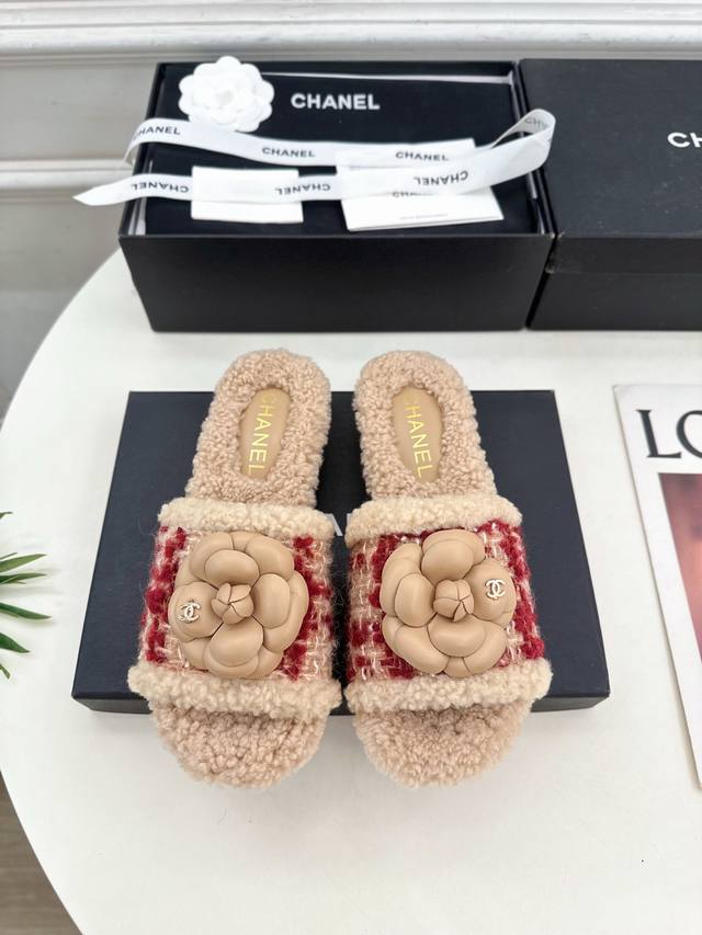 小香 25 2025 秋冬新品 专柜经典款 小香双C山茶花厚底毛拖鞋系列上新 Bs 时尚圈的绝绝子 搭配将演绎着细致 极简 永不褪去的经典元素 展现与众不同的穿