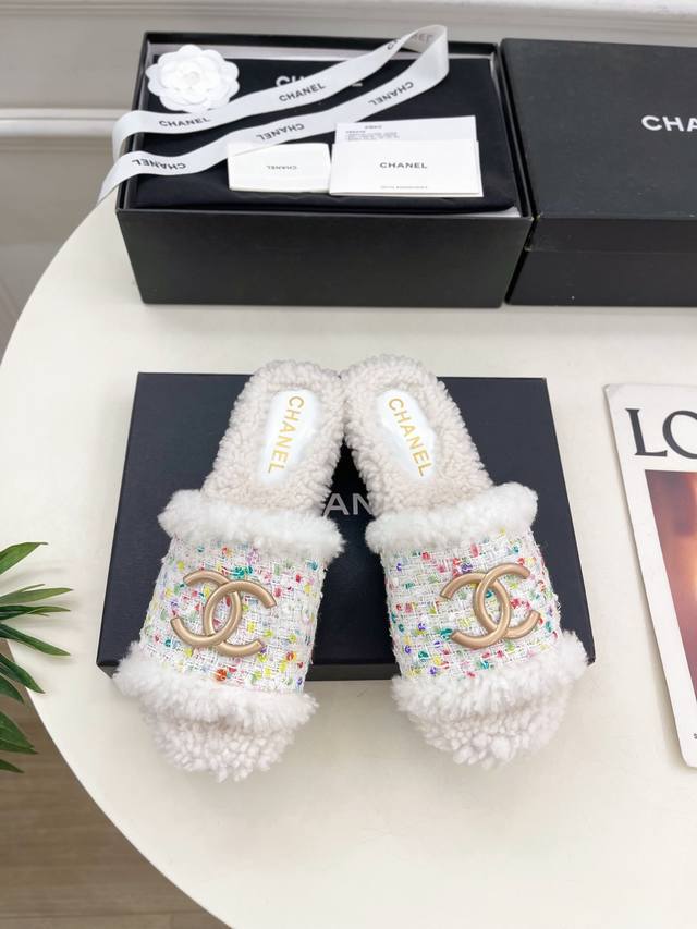 小香 25 2025 秋冬新品 专柜经典款 小香双C麻绳厚底毛拖鞋系列上新 Bs 时尚圈的绝绝子 搭配将演绎着细致 极简 永不褪去的经典元素 展现与众不同的穿搭