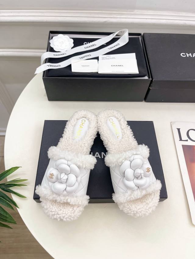 小香 25 2025 秋冬新品 专柜经典款 小香双C菱格山茶花厚底毛拖鞋系列上新 Bs 时尚圈的绝绝子 搭配将演绎着细致 极简 永不褪去的经典元素 展现与众不同