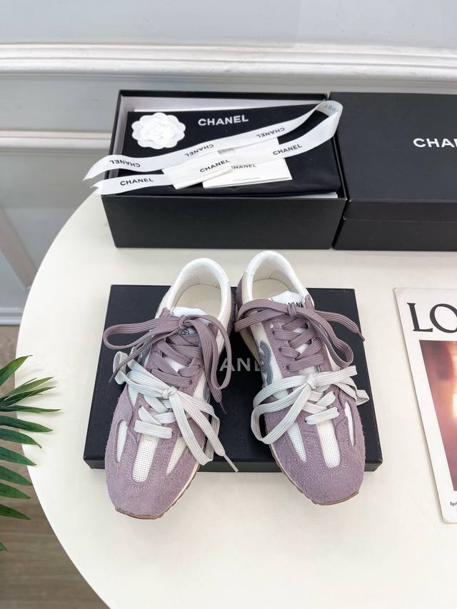 小香 25 2025 春夏新品 专柜经典款 小香双色鞋带新品运动鞋系列上新 Bs时尚圈的绝绝子 搭配将演绎着细致 极简 永不褪去的经典元素 展现与众不同的穿搭风
