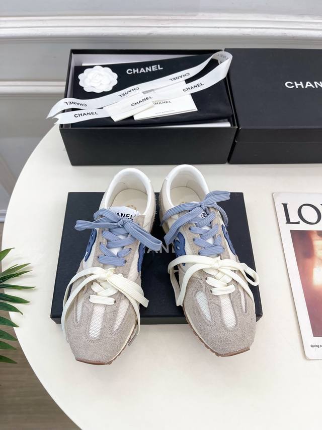 小香 25 2025 春夏新品 专柜经典款 小香双色鞋带新品运动鞋系列上新 Bs时尚圈的绝绝子 搭配将演绎着细致 极简 永不褪去的经典元素 展现与众不同的穿搭风