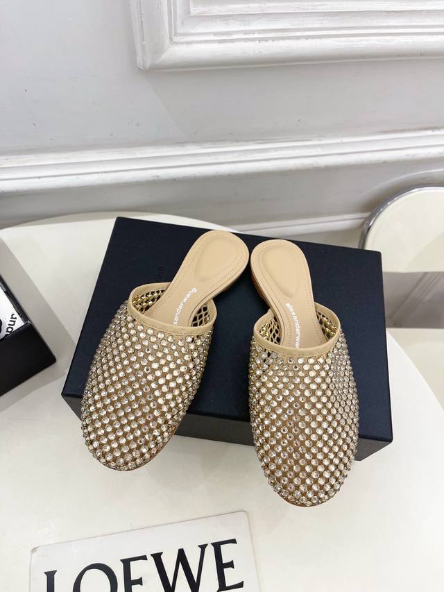 Alexander Wang 亚力山大王 2025春夏新品 大王水钻面网包头穆勒拖鞋 在欧美街拍中出境率超高 Ins也是火了一把 这款具有独特风格的情侣款“调鞋