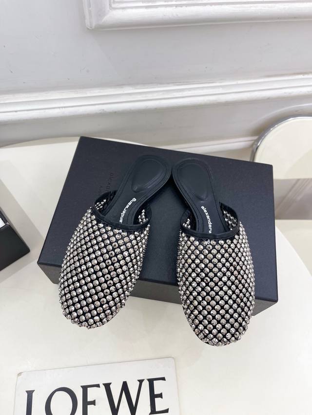 Alexander Wang 亚力山大王 2025春夏新品 大王水钻面网包头穆勒拖鞋 在欧美街拍中出境率超高 Ins也是火了一把 这款具有独特风格的情侣款“调鞋
