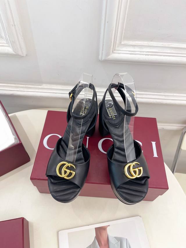 Gucci 古驰 25 G家 主打系列终于面世，狠货值得期待！原有的经典 创造新设计 Bs春夏新款 经典双G扣高跟防水台凉鞋 代购级别！高级感十足！国内外博主刷