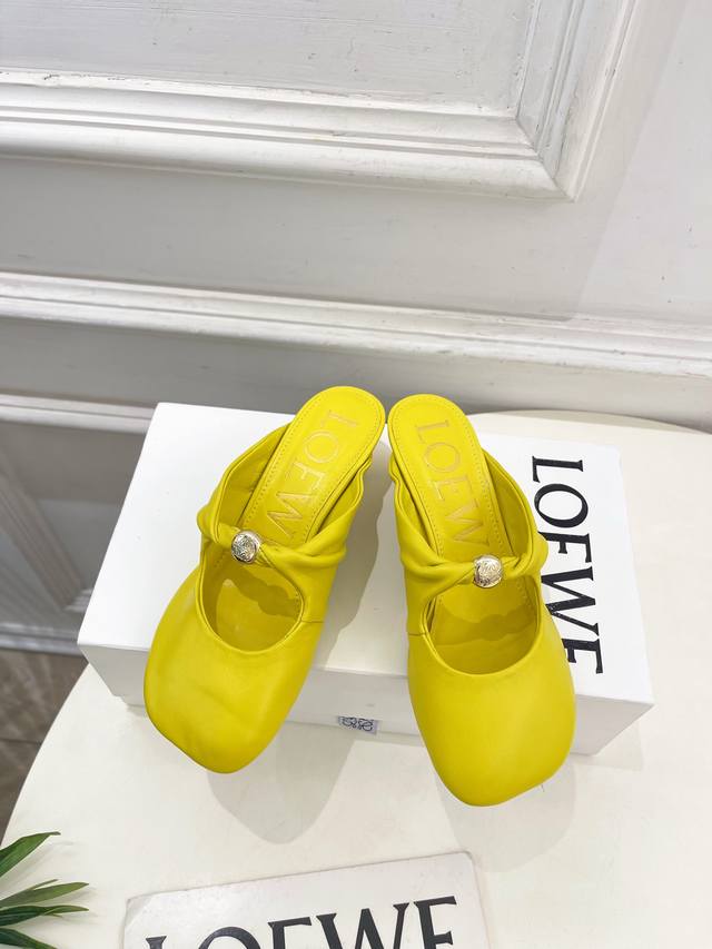 Loewe 罗意威 2025春夏新品 Pebble小猫跟穆勒拖鞋 Loewe作为这两年最受欢迎的设计师牌，设计简单、细节巧妙、清新脱俗！ 不想满大街撞款的可以看
