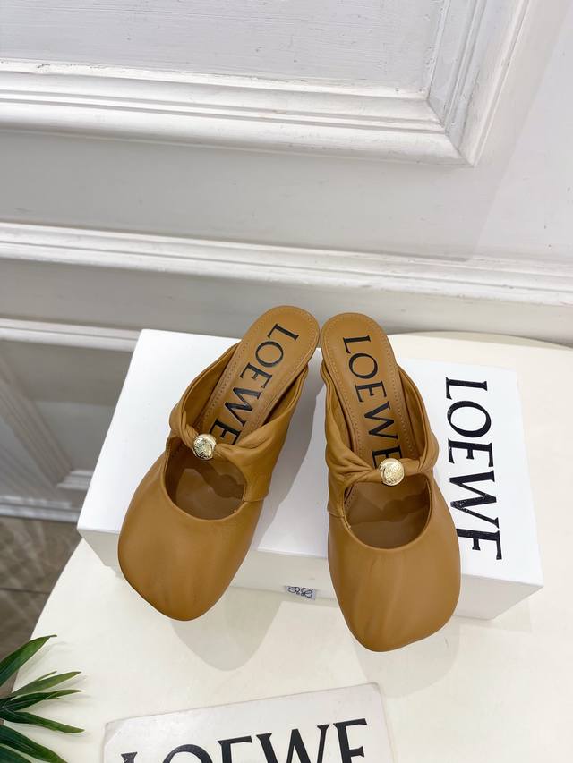 Loewe 罗意威 2025春夏新品 Pebble小猫跟穆勒拖鞋 Loewe作为这两年最受欢迎的设计师牌，设计简单、细节巧妙、清新脱俗！ 不想满大街撞款的可以看
