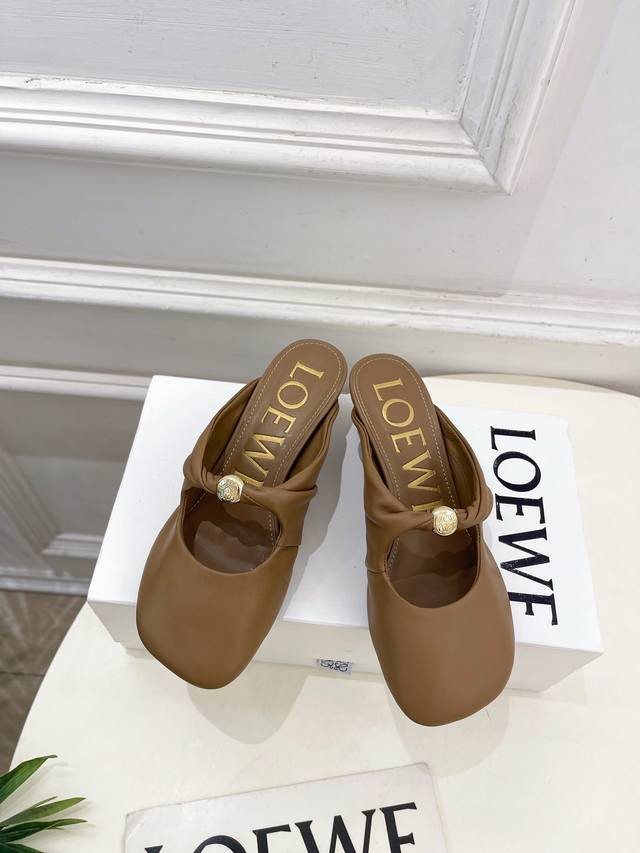 Loewe 罗意威 2025春夏新品 Pebble小猫跟穆勒拖鞋 Loewe作为这两年最受欢迎的设计师牌，设计简单、细节巧妙、清新脱俗！ 不想满大街撞款的可以看