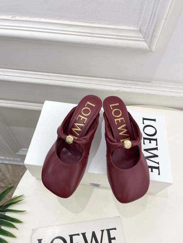Loewe 罗意威 2025春夏新品 Pebble小猫跟穆勒拖鞋 Loewe作为这两年最受欢迎的设计师牌，设计简单、细节巧妙、清新脱俗！ 不想满大街撞款的可以看