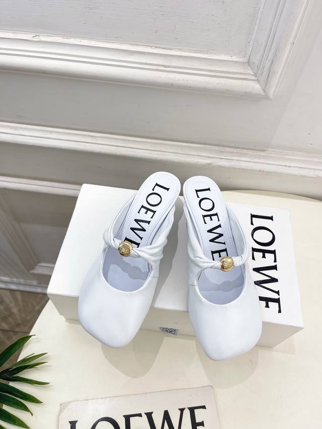 Loewe 罗意威 2025春夏新品 Pebble小猫跟穆勒拖鞋 Loewe作为这两年最受欢迎的设计师牌，设计简单、细节巧妙、清新脱俗！ 不想满大街撞款的可以看