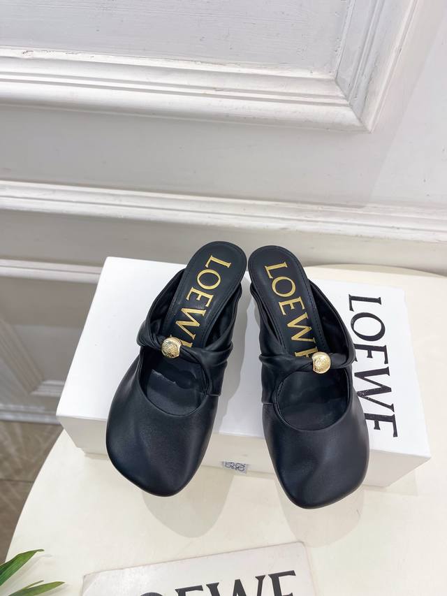 Loewe 罗意威 2025春夏新品 Pebble小猫跟穆勒拖鞋 Loewe作为这两年最受欢迎的设计师牌，设计简单、细节巧妙、清新脱俗！ 不想满大街撞款的可以看