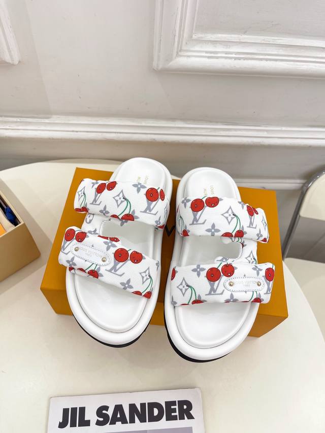 Lv 路易威登 25 2025春夏新品 顶级版本 专柜主打最新款L Pool Pillow Comfort 联名樱桃平底羽绒拖鞋 硬货上新 Bs代购级别！高级感