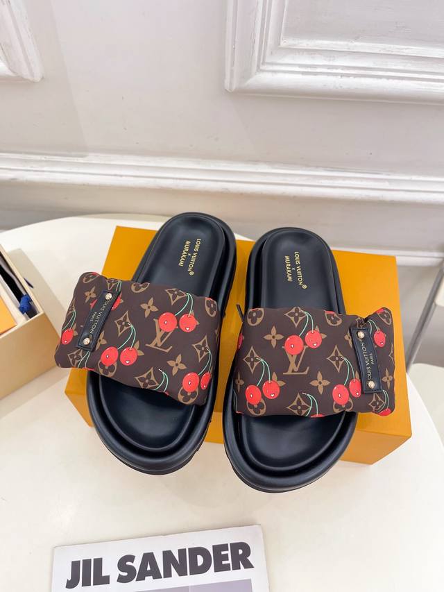 Lv 路易威登 25 2025春夏新品 顶级版本 专柜主打最新款L Pool Pillow Comfort 联名樱桃平底羽绒拖鞋 硬货上新 Bs代购级别！高级感
