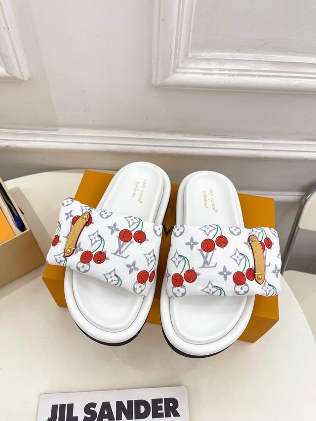 Lv 路易威登 25 2025春夏新品 顶级版本 专柜主打最新款L Pool Pillow Comfort 联名樱桃平底羽绒拖鞋 硬货上新 Bs代购级别！高级感