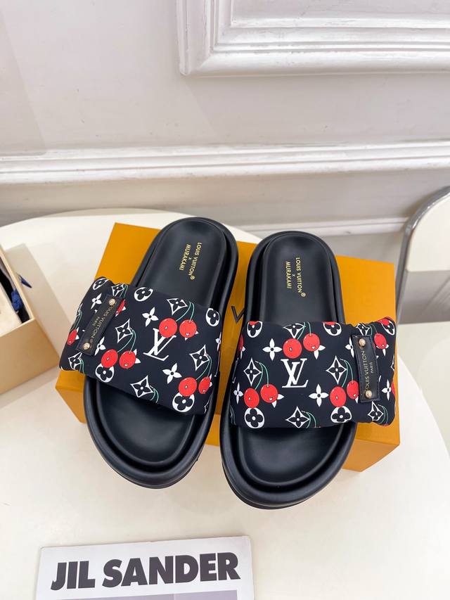 Lv 路易威登 25 2025春夏新品 顶级版本 专柜主打最新款L Pool Pillow Comfort 联名樱桃平底羽绒拖鞋 硬货上新 Bs代购级别！高级感