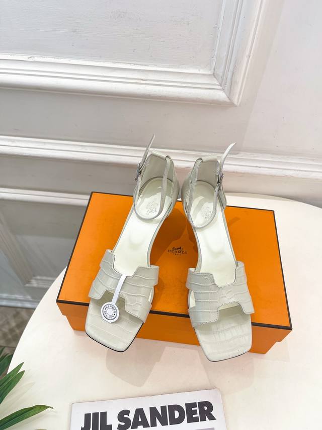 爱玛仕 25 2025春夏新品 专柜新款 Joy 70高跟凉鞋系列 鞋面：原版特定牛皮 内里：进口混种羊皮 大底：原版意大利真皮大底 跟高：7Cm 鞋码: 35
