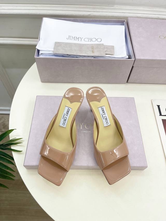 Jimmychoo吉米周 25Ss 2025春夏新品 专柜最新Jc方头高跟拖鞋 名媛气质款 上脚超级舒适的一款鞋，历久弥新，时髦魅力始于足下，悦享羡慕眼光，今年