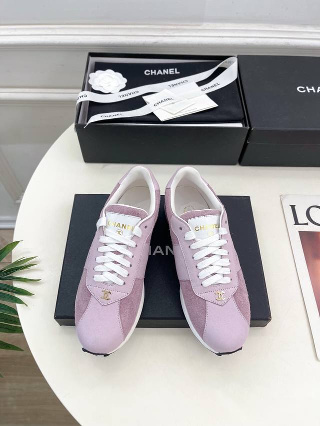 小香 25 2025 春夏新品 专柜经典款 小香新品运动休闲鞋系列上新 Bs时尚圈的绝绝子 搭配将演绎着细致 极简 永不褪去的经典元素 展现与众不同的穿搭风格美