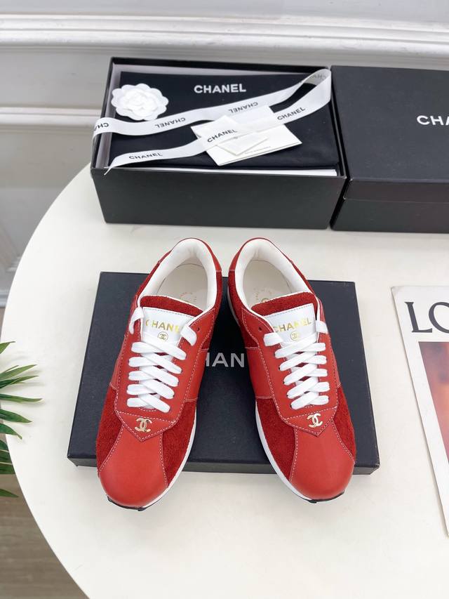 小香 25 2025 春夏新品 专柜经典款 小香新品运动休闲鞋系列上新 Bs时尚圈的绝绝子 搭配将演绎着细致 极简 永不褪去的经典元素 展现与众不同的穿搭风格美