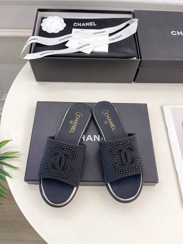 小香 25 2025 春夏新品 专柜经典款 小香新品珍珠大双C平底拖鞋系列上新 Bs时尚圈的绝绝子 搭配将演绎着细致 极简 永不褪去的经典元素 展现与众不同的穿
