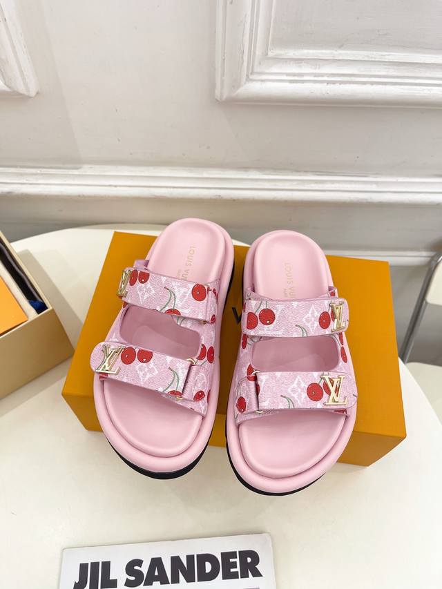 Lv 路易威登 25 2025春夏新品 顶级版本 专柜主打经典 双扣带魔术贴樱桃系列休闲拖鞋 硬货上新 Bs代购级别！高级感十足！国内外博主刷爆的一款，复古又时