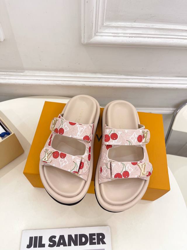 Lv 路易威登 25 2025春夏新品 顶级版本 专柜主打经典 双扣带魔术贴樱桃系列休闲拖鞋 硬货上新 Bs代购级别！高级感十足！国内外博主刷爆的一款，复古又时
