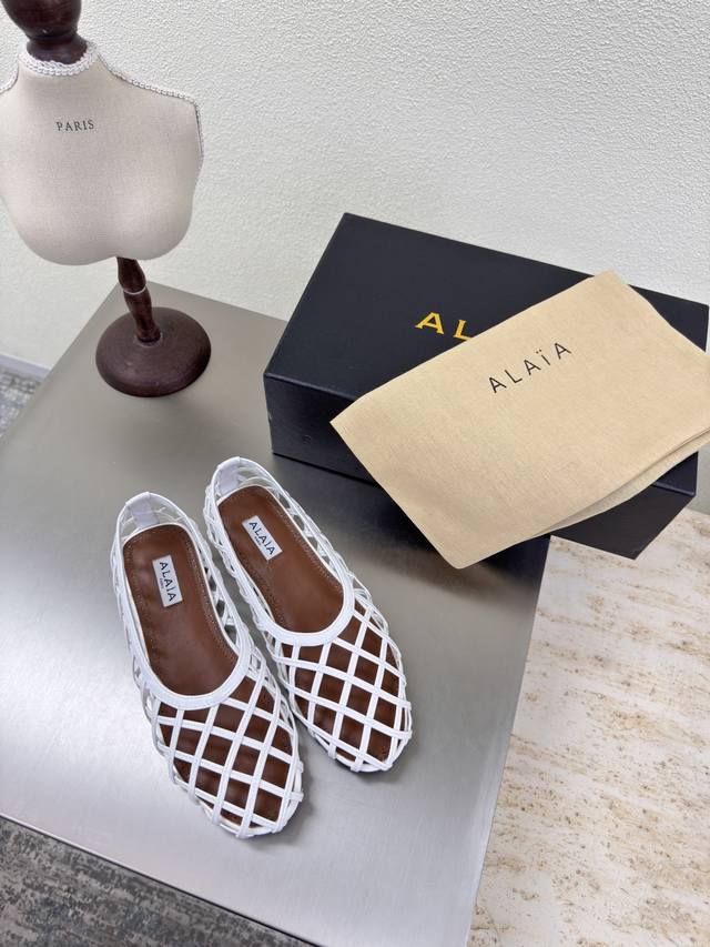 平底竹笼鞋 中国风 平底Alaia 拖鞋来自巴黎 一见倾心 白色 小牛漆皮 高级 经典 平底 小牛金属皮 阿莱娅还有另外性感的一面 配上不同款式，不同风格都能轻