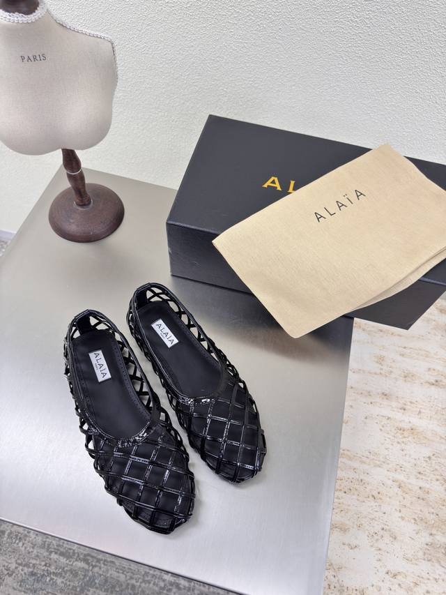 平底竹笼鞋 中国风 平底Alaia 拖鞋来自巴黎 一见倾心 黑色小牛漆皮 高级 经典 平底 小牛金属皮 阿莱娅还有另外性感的一面 配上不同款式，不同风格都能轻松