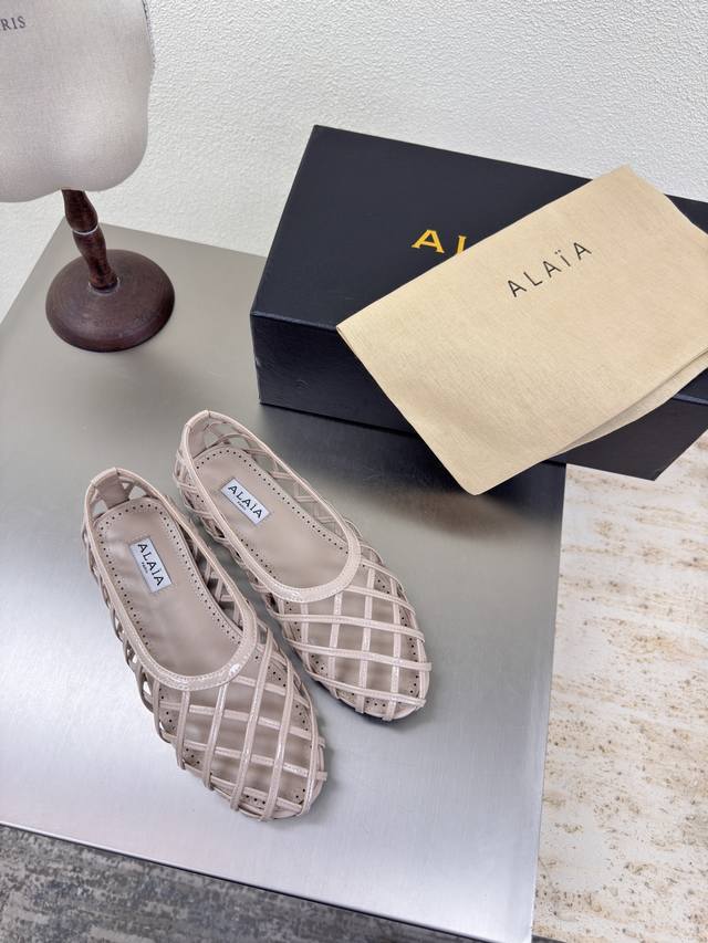 平底竹笼鞋 中国风 平底Alaia 拖鞋来自巴黎 一见倾心 杏色 小牛漆皮 高级 经典 平底 小牛金属皮 阿莱娅还有另外性感的一面 配上不同款式，不同风格都能轻