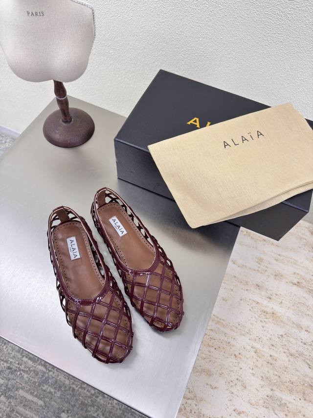 平底竹笼鞋 中国风 平底Alaia 拖鞋来自巴黎 一见倾心 酒红色 小牛漆皮 高级 经典 平底 小牛金属皮 阿莱娅还有另外性感的一面 配上不同款式，不同风格都能