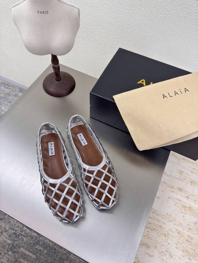 平底竹笼鞋 中国风 平底Alaia 拖鞋来自巴黎 一见倾心 银色小牛漆皮 高级 经典 平底 小牛金属皮 阿莱娅还有另外性感的一面 配上不同款式，不同风格都能轻松