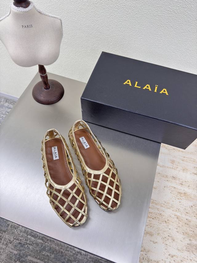 平底竹笼鞋 中国风 平底Alaia 拖鞋来自巴黎 一见倾心 黑金色 小牛漆皮 高级 经典 平底 小牛金属皮 阿莱娅还有另外性感的一面 配上不同款式，不同风格都能