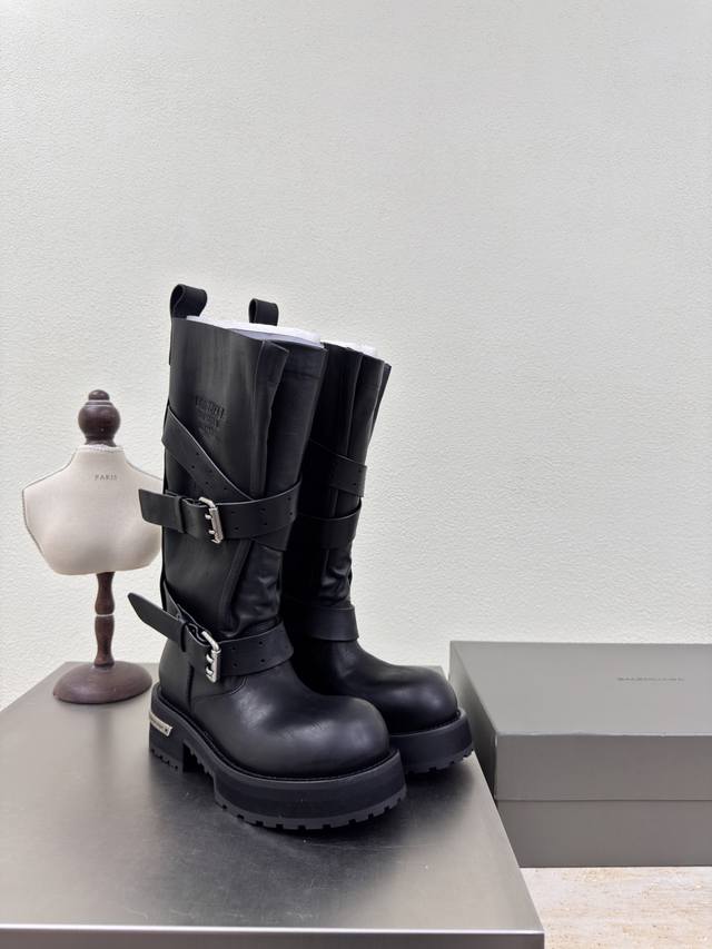 绝美 大头机车靴 Balenciag 黑色 面料 小牛皮 擦伤工艺 内里 小羊皮 黑色 15寸齐膝 长靴 铆钉装饰 巴黎世家 经典设计 顶级版本 全部对版材料