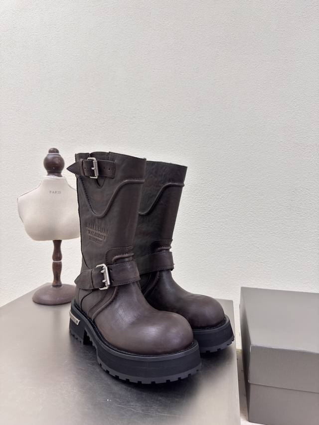绝美 大头机车靴 Balenciag 黑色 面料 小牛皮 擦伤工艺 内里 小羊皮 咖啡色 铆钉装饰 巴黎世家 经典设计 顶级版本 全部对版材料 继续着Demna