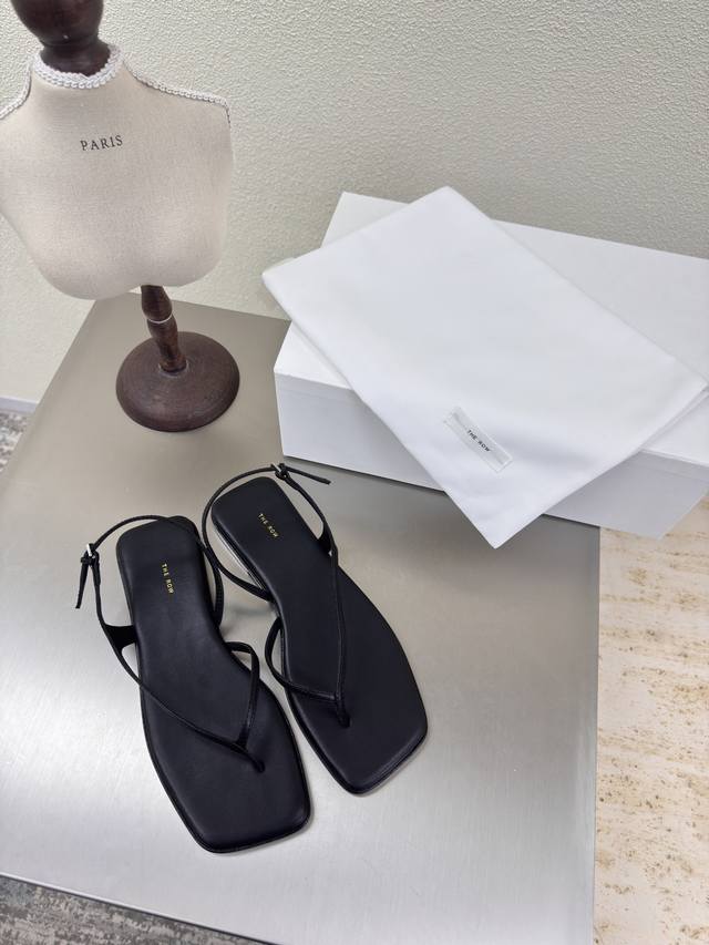 平底 条带凉鞋 真皮大底 夹趾拖鞋 超高性价比 The Row 经典 手工制作 高版本入 黑色 小羊皮包裹中底皮 原生态 工艺 对版 明星同款 时尚感满满 内里