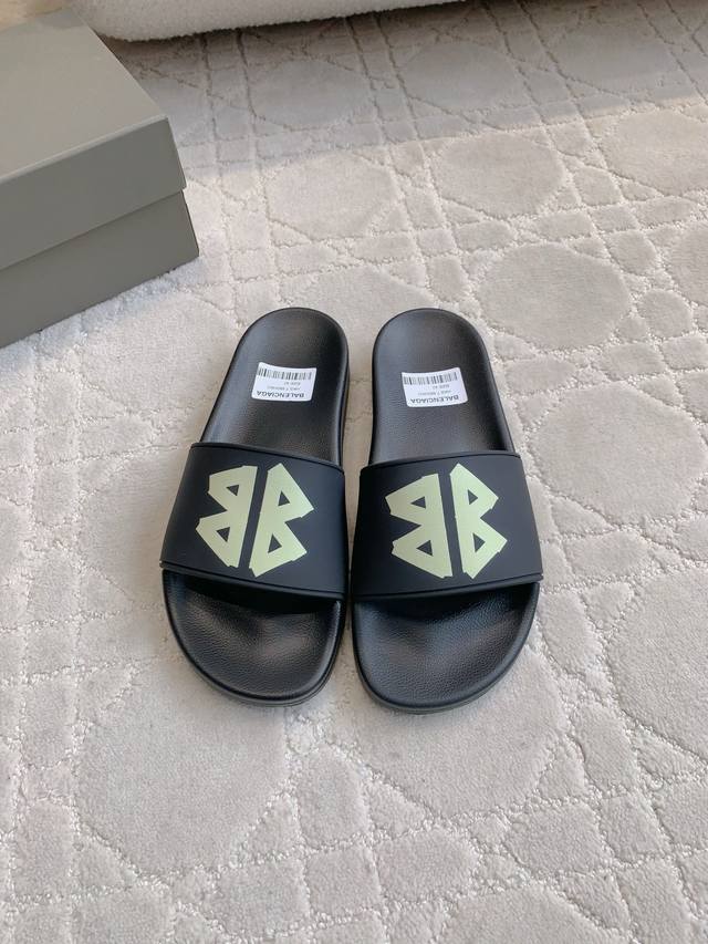出厂价P 男款 Balenciag*经典款男士沙滩拖鞋 休闲百搭款 整双鞋子轻便舒适 Zp购入1:1复刻 尺码39-44 45定做
