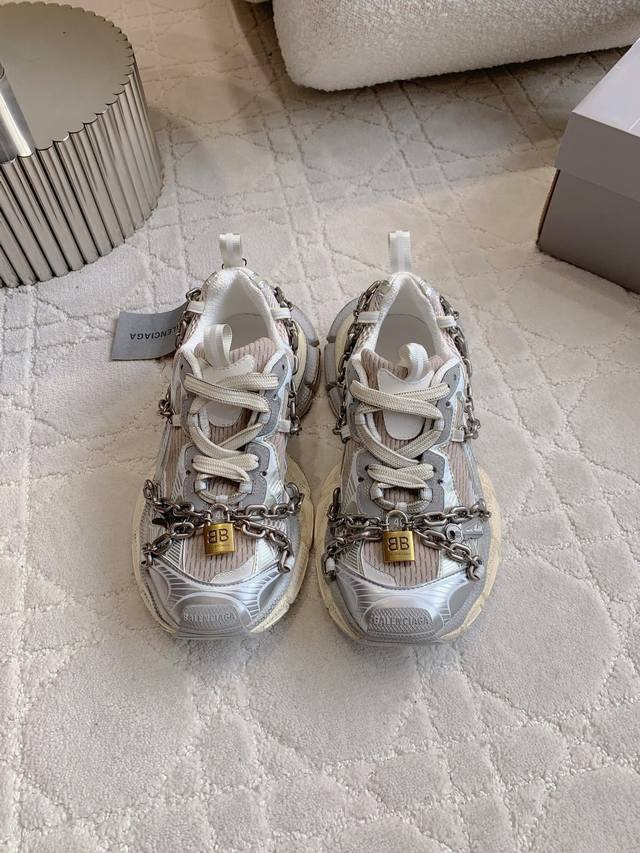 出厂价P 顶级版本 Balenciag*新款链条老爹鞋 男女同款 3Xl同心锁系列 上脚真的帅晕了 酷到没朋友 妥妥的街头焦点制造机 鞋底厚实 舒适度直接拉满