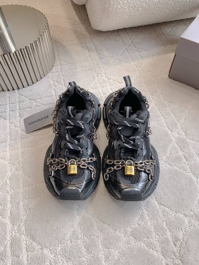 出厂价P 顶级版本 Balenciag*新款链条老爹鞋 男女同款 3Xl同心锁系列 上脚真的帅晕了 酷到没朋友 妥妥的街头焦点制造机 鞋底厚实 舒适度直接拉满