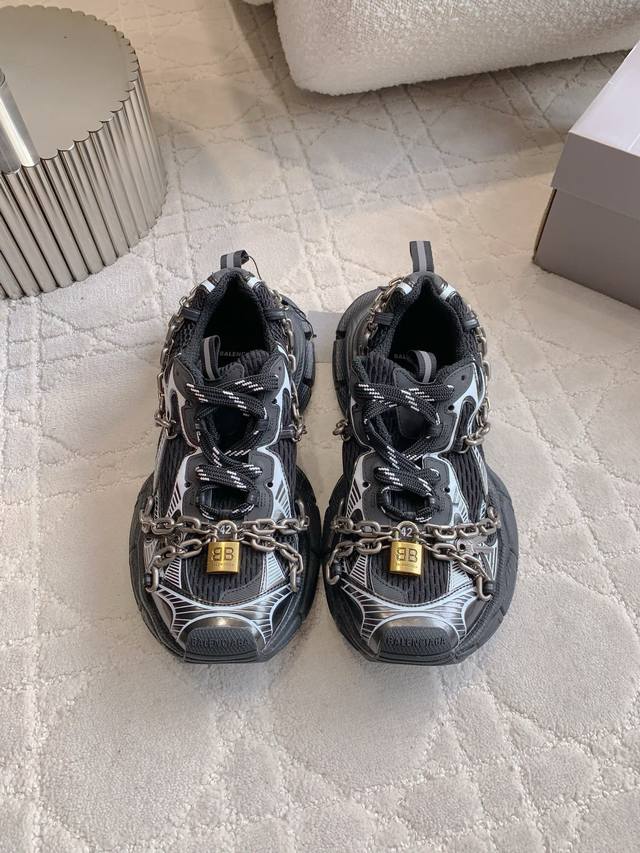 出厂价P 顶级版本 Balenciag*新款链条老爹鞋 男女同款 3Xl同心锁系列 上脚真的帅晕了 酷到没朋友 妥妥的街头焦点制造机 鞋底厚实 舒适度直接拉满