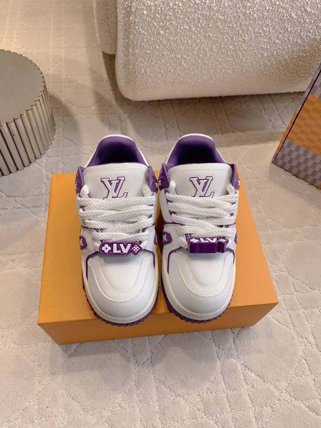 出厂价P Louis Vuitt*小胖丁休闲鞋 胖胖的鞋型自带呆萌滤镜 对比Trainer增高很多 上脚超显腿细腿长 绝绝子好看 原版购入打版开发 细节对比专柜
