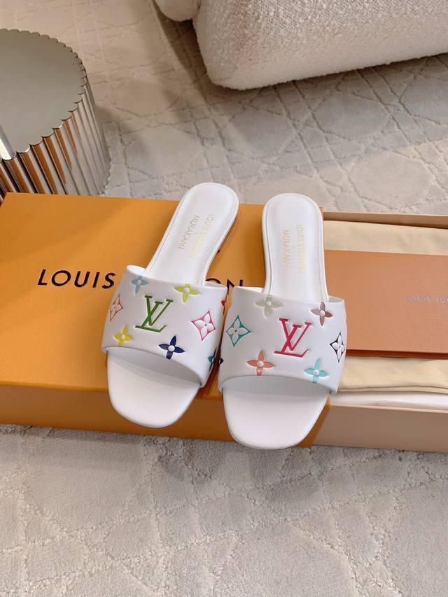 出厂价P Louis Vuitt* 村上隆联名款白三彩 平底凉鞋 小贵气又小性感～满满小女人味～超级精致美丽 日常通勤小约会～一脚蹬_随性出门～随便怎么搭都好好