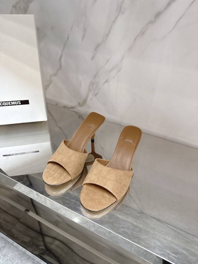 Jacquemus25春夏新款高跟凉拖仙女♀拖鞋，极简一字带，性感不失优雅对版高丝光羊京 漆皮牛皮面料，羊皮内里，意大利进口真皮大底，跟高：8.5Cm，码数：3