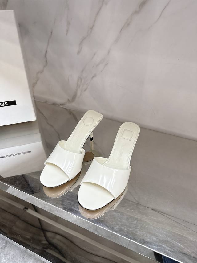 Jacquemus25春夏新款高跟凉拖仙女♀拖鞋，极简一字带，性感不失优雅对版高丝光羊京 漆皮牛皮面料，羊皮内里，意大利进口真皮大底，跟高：8.5Cm，码数：3