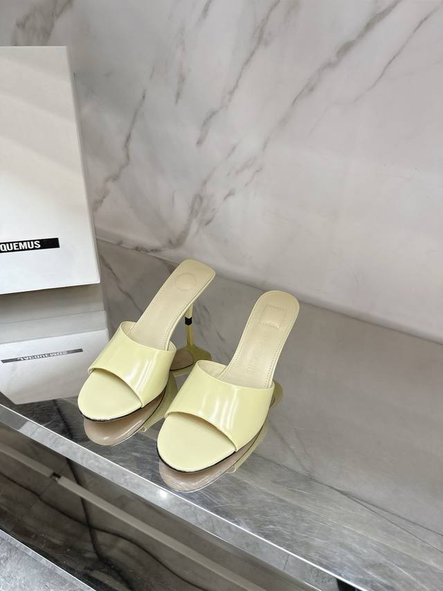 Jacquemus25春夏新款高跟凉拖仙女♀拖鞋，极简一字带，性感不失优雅对版高丝光羊京 漆皮牛皮面料，羊皮内里，意大利进口真皮大底，跟高：8.5Cm，码数：3