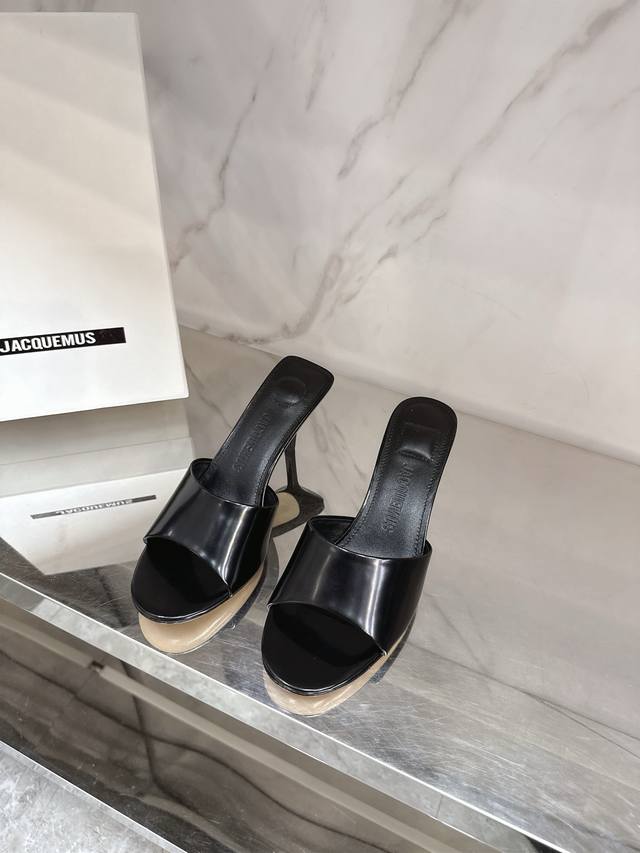 Jacquemus25春夏新款高跟凉拖仙女♀拖鞋，极简一字带，性感不失优雅对版高丝光羊京 漆皮牛皮面料，羊皮内里，意大利进口真皮大底，跟高：8.5Cm，码数：3