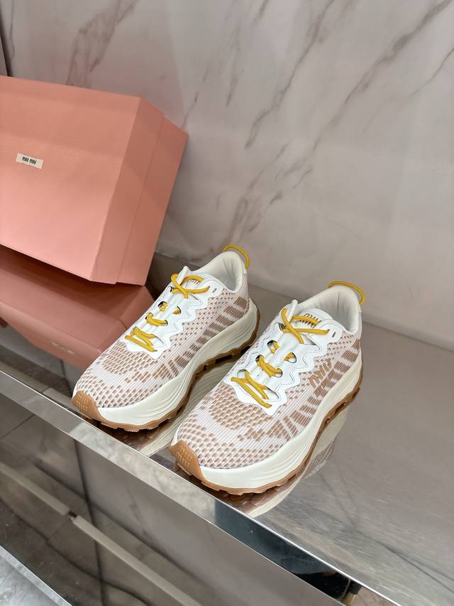 Miu Mi*新款厚底运动鞋极简复古文艺的风格都能搭，搭各式的袜子也很赞轻巧，超轻暴走神鞋行走更轻松愉悦对版透气飞织面料，透气网内里，私模高密度发泡组合大底，码