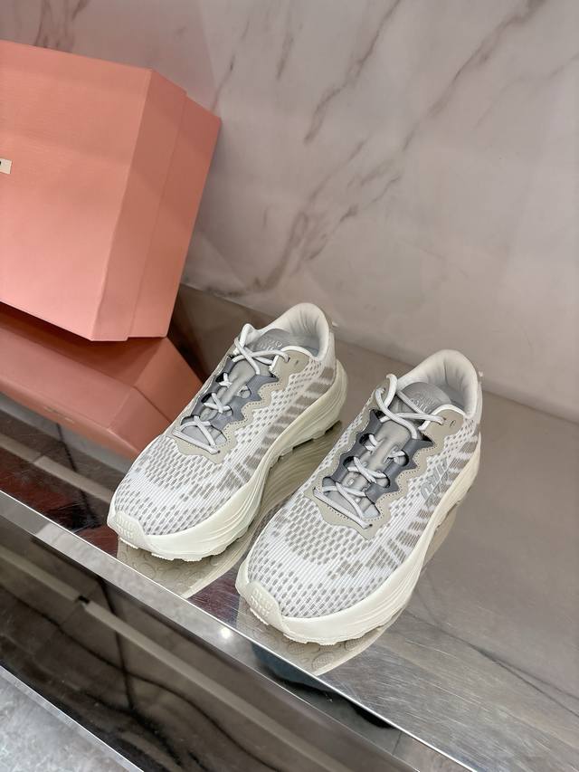 Miu Mi*新款厚底运动鞋极简复古文艺的风格都能搭，搭各式的袜子也很赞轻巧，超轻暴走神鞋行走更轻松愉悦对版透气飞织面料，透气网内里，私模高密度发泡组合大底，码