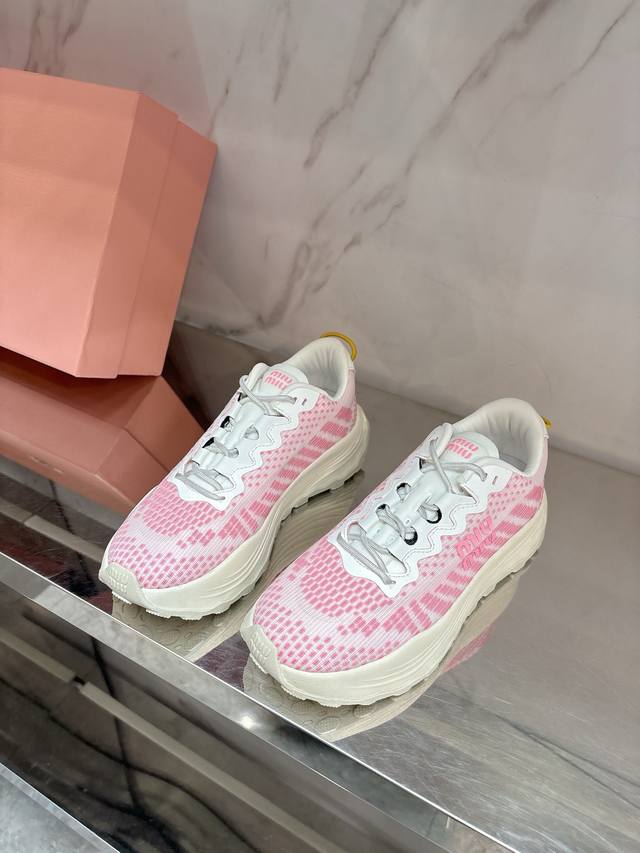 Miu Mi*新款厚底运动鞋极简复古文艺的风格都能搭，搭各式的袜子也很赞轻巧，超轻暴走神鞋行走更轻松愉悦对版透气飞织面料，透气网内里，私模高密度发泡组合大底，码