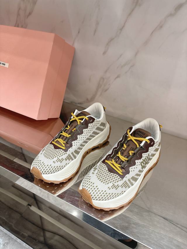 Miu Mi*新款厚底运动鞋极简复古文艺的风格都能搭，搭各式的袜子也很赞轻巧，超轻暴走神鞋行走更轻松愉悦对版透气飞织面料，透气网内里，私模高密度发泡组合大底，码